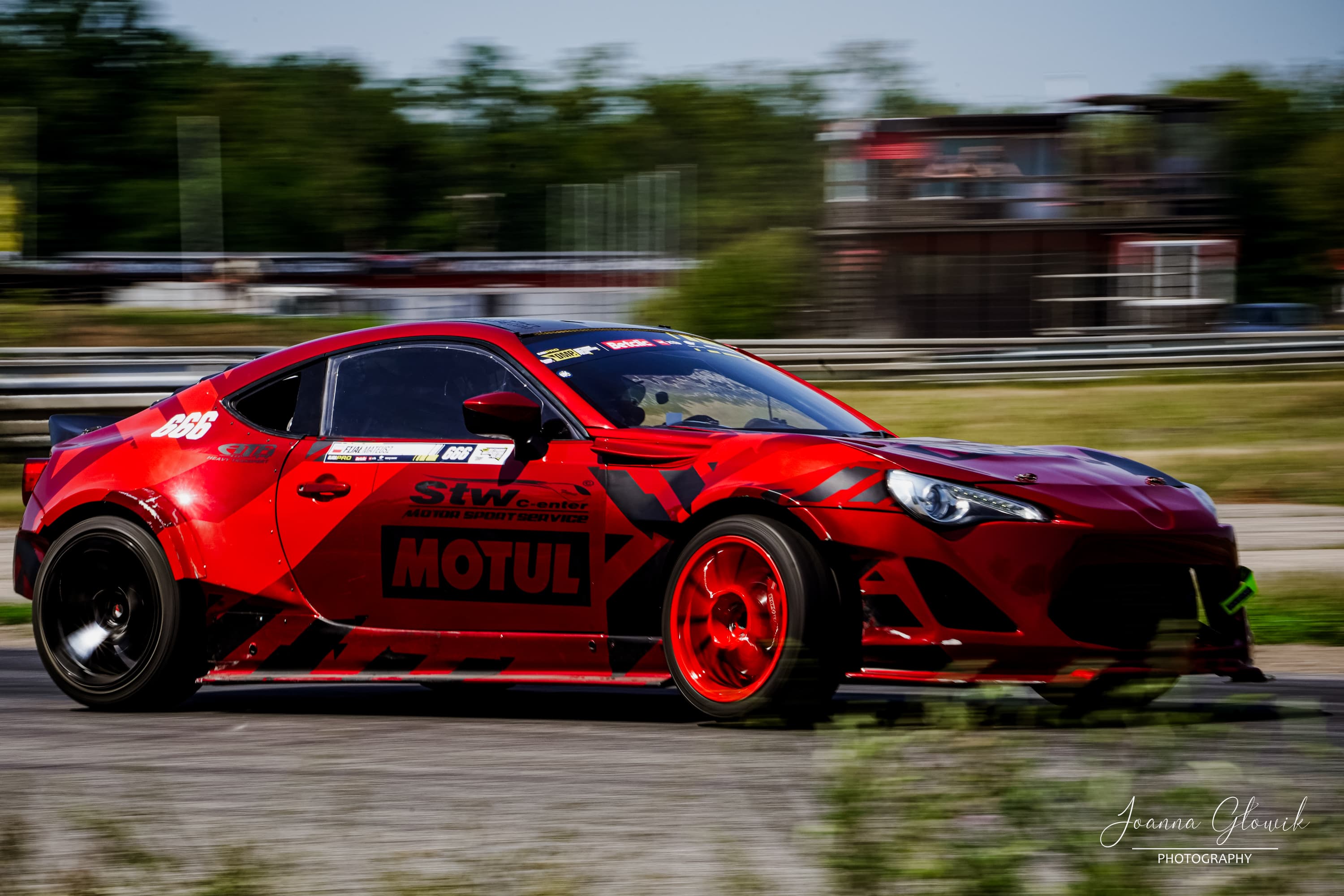 Samochód podczas przejazdu na torze Motopark Toruń